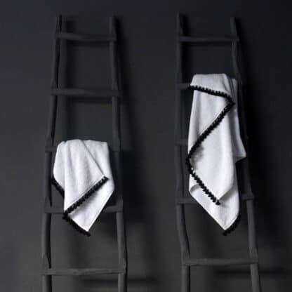serviette de bain éponge blanche pompons noirs v barkowski