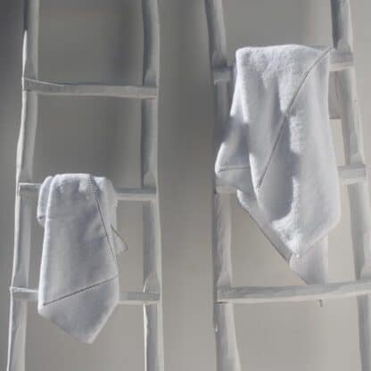 white thick terry towel in very absorbant cotton