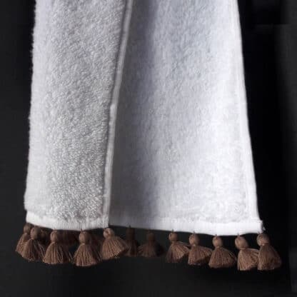 Serviettes de bain pompons beiges faits main qui bordent 2 côtés du linge
