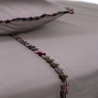 linge de lit gris foncé pompons