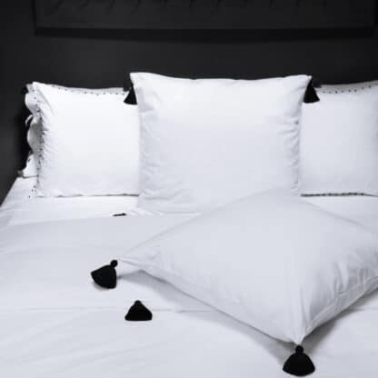 linge de lit blanc gros pompons noirs V.Barkowski haut de gamme