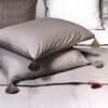 Housse de couette grise pompons taies et drap de lit