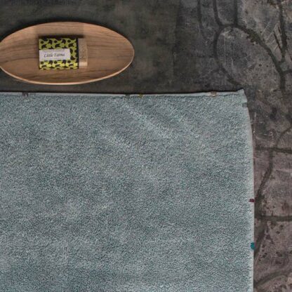 Tapis de bain en éponge brodé main memba bleu ciel