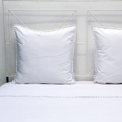 drap de lit percale blanche pompons faits main V.Barkowski