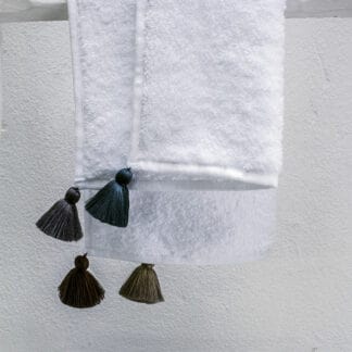 Original bath linen with pompoms TULUM Fog: bath towels and mats