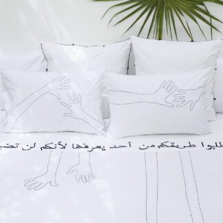 Linge de lit blanc dessin noir original brodé main avec un fil grand teint