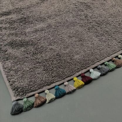 Tapis de bain éponge grise pompons multicolores