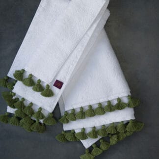Green pompoms white bath linen