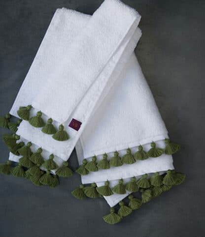 Green pompoms white bath linen