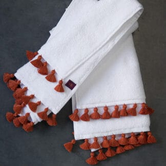 LAMU Rust : white bath linen with rust pompoms, hand embroidered