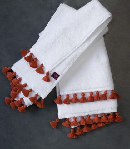 LAMU Rust : white bath linen with rust pompoms, hand embroidered