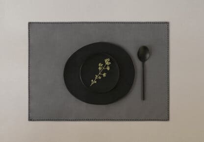 Linge de table gris trass en coton ou en lin brodé main