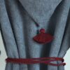 Peignoir gris en éponge - pompon carmin – Image 3