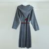 Peignoir gris en éponge - pompon carmin – Image 2